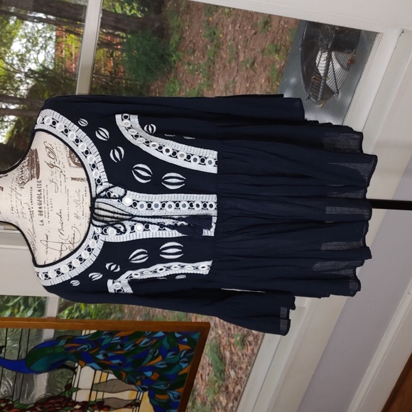 Crown & Ivy Curvy Cotton Gauze Embroidered Bell Sleeves Bohemian Blouse - Picture 1 of 9